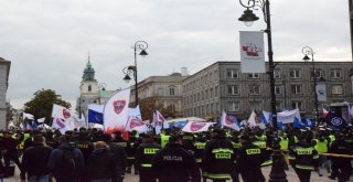 Polonyada “Üniformalı Memurlar” Hükümeti Protesto Etti