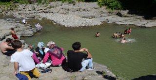 Sıcaktan Bunalanlar, Şelalelere Akın Etti