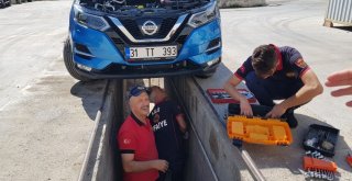 (Özel) Otomobilin Motoruna Sıkışan Yavru Kediyi İtfaiye Kurtardı