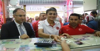 Milli Sporcu, Rusyada Ödül Olarak Aldığı Doları Bozdurdu