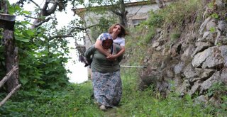 Rizede Yol Olmadığı İçin Sırtta Taşınarak Evine Ulaşan Ms Hastasına Vatandaşlardan Destek