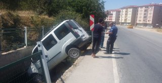 Araç Sulama Kanalına Düştü
