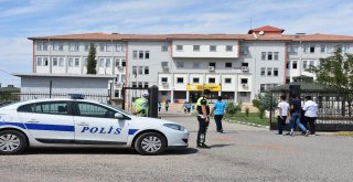 Kahta Polisi Okul Önlerinde Adeta Kuş Uçurtmuyor
