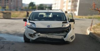 Sivasta Hafif Ticari Araç İle Otomobil Çarpıştı: 4 Yaralı