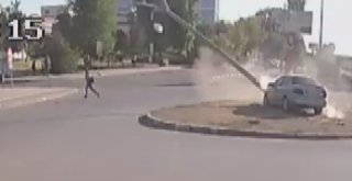 Beton Direğin Altında Kalmaktan Son Anda Kurtuldu