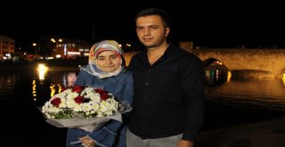 Tarihi Köprüde Üzerinde 50 Kişilik Organizasyonla Evlilik Teklifi