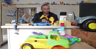 Bozuk Oyuncakları Tamir Edip Fakir Çocukları Sevindiriyor