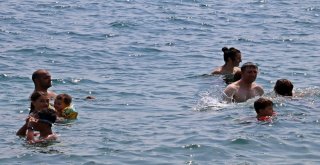 Konyaaltı Sahili, Bayram Sonrası Da Dolu