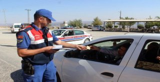 Trafik Ekiplerinden Şekerli Kolonyalı Yol Uygulaması
