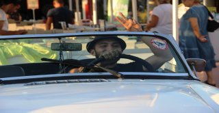 Klasik Otomobillerle Fotoğraf Çektirmek İçin Birbirleriyle Yarıştılar