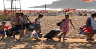 Otellerde Yer Kalmayınca Sahile Yerleştiler