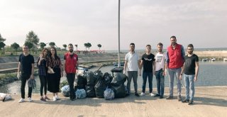 Deniz Kıyısından Bir Saatte 13 Büyük Poşet Çöp Topladılar