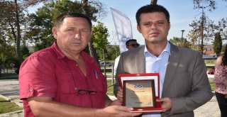 Başkan Sarıkurttan Sarılar Mahallesine Teşekkür Plaketi