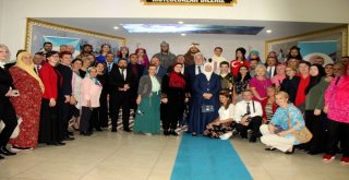 Bosnalı Misafirler Yöresel Kıyafetler Defilesini İlgiyle İzledi
