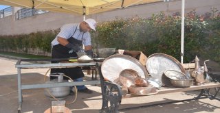 18 Yıllık Kalaycı Ustası Mesleğini Müzede Anlatıyor