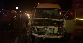 Minibüs, Çekici Ve Engelli Aracı Çarpıştı; 8 Yaralı