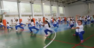 Yunusemrede Veliler Çocuklarıyla Birlikte Wushu Yapıyor