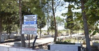 İncirliovadaki Mezarlıklar Bayrama Hazır