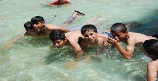 Şanlıurfada Çocukların Tehlikeli Serinlemesi