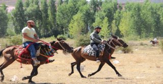 Solhanda Yöresel At Yarışları İle Çifte Kutlama