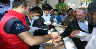 Erzincan Gençlik Merkezinden Vatandaşlara Aşure İkramı