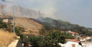 Ayasuluk Kalesinin Yanındaki Yerleşim Yerlerini Tehdit Eden Yangın
