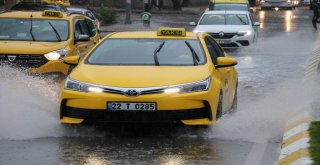 Bir Anda Bastırdı, Caddeler 5 Dakikada Göle Döndü