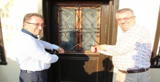 Açılışta Kurdele Yerine Dikenli Tel Kestiler