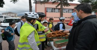 Bisikletleri İle Okullarına Gittiler