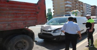 Yayaya Yol Vermek İsteyen Kamyon Minibüse Çarptı: 1 Yaralı