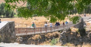 Serinlemek İsteyenler Şelaleye Akın Ediyor