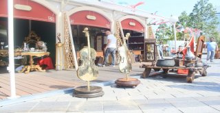 İstiklal Caddesini Rengarenk Klasik Araçlar Süsledi