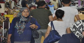 Vatandaşlar Sıcaktan Korunmak İçin Kapalı Çarşılara Akın Etti