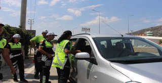 Polis Ceza Yerine Şeker Ve Kırmızı Düdük Dağıttı