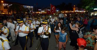 İzmirin İlçelerinde Zafer Coşkusu Gece Yarılarına Kadar Sürdü