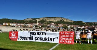 Lösemili Çocuklar Haftasına Dikkat Çekmek İçin Futbolcular Sahaya Maskeyle Çıktı