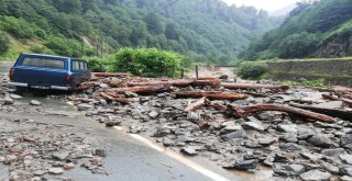 Şiddetli Yağış Rizede Etkili Oldu