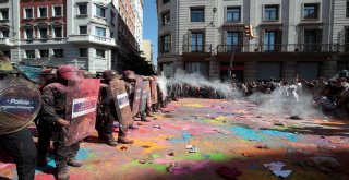 Katolanyanın Bağımsızlık Referandumu Yıl Dönümü Yürüyüşüne Polis Müdahale Etti