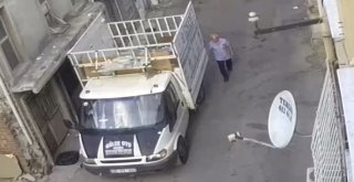 Yerde Bulduğu Para Dolu Cüzdanı Sahibine Vermek Yerine Cebine Attı