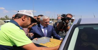 Vali Kamçı Trafik Denetimine Katıldı, Vatandaşlara Kırmızı Düdük Ve Karanfil Verdi