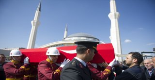 Batman Şehidini Babası Ve Kardeşi Asker Kıyafetiyle Uğurladı