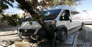 Karamanda Okul Servisi İle Otomobil Çarpıştı: 4 Yaralı