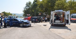 2 Otomobil Kafa Kafaya Çarpıştı: 2Si Çocuk 5 Yaralı