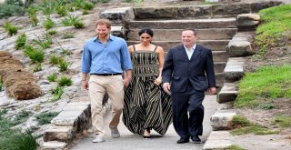 Prens Harry Ve Meghanın Sahilde Yalın Ayak Keyfi