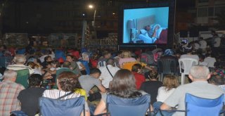 Aliağada Çimlerin Üzerinde Sinema Keyfi