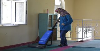 Tepebaşındaki Camilerde Temizlik Var