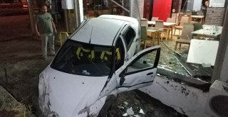 Samsunda Yoldan Çıkan Otomobil Lokantaya Girdi: 2 Yaralı