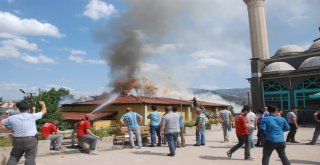 Yangına Rağmen Tıraş Olmaya Devam Etti