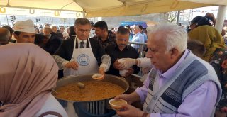 Üsküdar Belediyesi İlçe Meydanında 50 Bin Kişiye Aşure İkram Etti