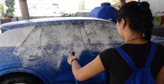 Mersinde Oto Yıkamacı Kadınlar Erkeklere Taş Çıkartıyor